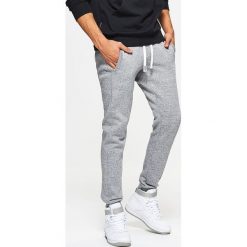 Dresowe joggery - Jasny szary. Szare spodnie męskie Cropp, s, bez wzorów, z dresówki. Za 119,99 zł.
