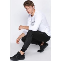 Ciemnoszare Spodnie Dresowe Tie the Best. Czarne spodnie dresowe męskie marki Born2be, l, z aplikacjami, z dresówki. Za 24,99 zł.