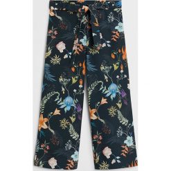 Mango Kids - Spodnie dziecięce Lucia 110-164 cm. Żółte spodnie dziewczęce Mango Kids, bez wzorów, z bawełny. W wyprzedaży za 59,99 zł.