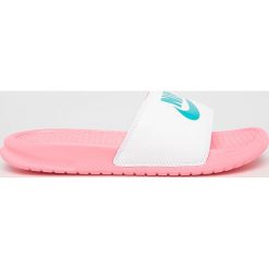Nike Sportswear - Klapki. Różowe klapki damskie Nike Sportswear, bez wzorów, z materiału, bez obcasa. Za 119,90 zł.