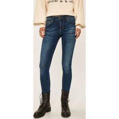 Guess Jeans - Jeansy Annette. Niebieskie jeansy damskie Guess Jeans, z aplikacjami, z elastanu, z podwyższonym stanem. W wyprzedaży za 329,90 zł.