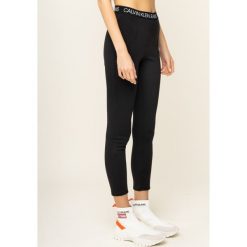 Spodnie dresowe Calvin Klein Jeans J20J213076. Czarne spodnie damskie Calvin Klein Jeans, m, z elastanu. W wyprzedaży za 229,00 zł.
