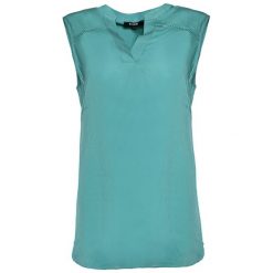 Top w kolorze turkusowym. Niebieskie bluzki damskie Pepe Jeans, Mexx, Pierre Cardin, l, bez wzorów, z wiskozy, z asymetrycznym kołnierzem. W wyprzedaży za 119,95 zł.