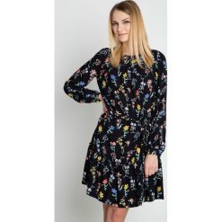 Czarna sukienka w kolorowe kwieciste wzory RABARBAR. Czarne sukienki damskie RABARBAR, na co dzień, l, w paski, z zamszu, z okrągłym kołnierzem, bez rękawów. W wyprzedaży za 209,00 zł.