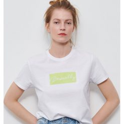T-shirt z wyszywanym napisem - Biały. Białe t-shirty damskie Reserved, xl, z napisami, bez kołnierzyka. W wyprzedaży za 19,99 zł.