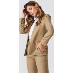 NA-KD Classic Marynarka bez kołnierza - Beige. Brązowe marynarki damskie NA-KD Classic, bez wzorów, z tkaniny. Za 100,95 zł.