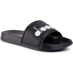 Klapki DIADORA - Serifos '90 501.174830 01 80013 Black. Czarne klapki damskie Diadora, bez wzorów, ze skóry ekologicznej, bez obcasa. W wyprzedaży za 99,00 zł.