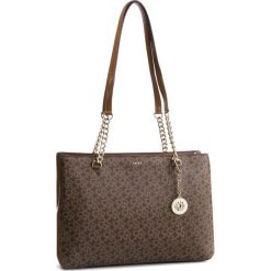 Torebka DKNY - Bryant Lg Shppr Tote R74AJ008 Mocha Logo/Vic 9MV. Pomarańczowe torebki klasyczne damskie DKNY, bez wzorów, ze skóry ekologicznej, klasyczne, bez dodatków. W wyprzedaży za 779,00 zł.
