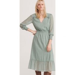 Sukienka midi w drobne kwiaty - Zielony. Zielone sukienki damskie Reserved, w kwiaty, bez kołnierzyka, bez rękawów, midi. Za 119,99 zł.