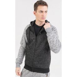 Czarna Bluza Qinraya. Czarne bluzy męskie Born2be, xl, bez wzorów, bez kołnierzyka, bez rękawów, bez kaptura. Za 69,99 zł.