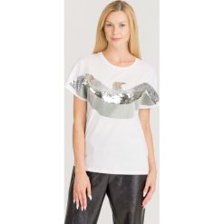 BLUZKA EMPORIO ARMANI. Białe bluzki damskie Emporio Armani, z nadrukiem, z bawełny, z włoskim kołnierzykiem, bez rękawów. Za 659,25 zł.