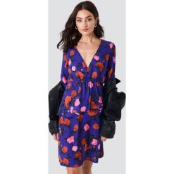 NA-KD Sukienka z dekoltem V i falbanką - Purple,Multicolor. Niebieskie sukienki mini NA-KD, z poliesteru, dekolt w kształcie v, z krótkim rękawem. Za 100,95 zł.