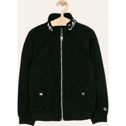 Calvin Klein Jeans - Kurtka bomber. Czarne kurtki dziewczęce Calvin Klein Jeans, bez wzorów, z poliesteru, krótkie, bez kaptura. W wyprzedaży za 429,90 zł.