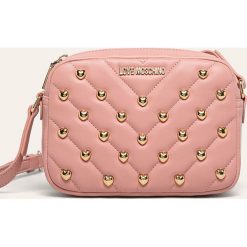 Love Moschino - Torebka. Różowe listonoszki damskie Love Moschino, w paski, ze skóry ekologicznej, na ramię, małe, z aplikacjami. W wyprzedaży za 559,90 zł.
