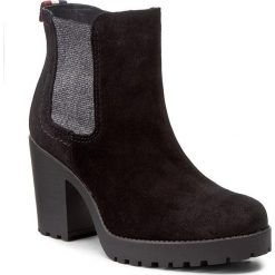 Botki TOMMY HILFIGER - DENIM Boo 1B FW0FW01356 Black 990. Czarne botki damskie na obcasie marki TOMMY HILFIGER, z materiału, z okrągłym noskiem. W wyprzedaży za 339,00 zł.