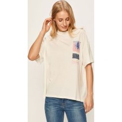 Lee - T-shirt. Białe bluzki damskie Lee, s, z nadrukiem, z bawełny, z okrągłym kołnierzem. W wyprzedaży za 114,90 zł.