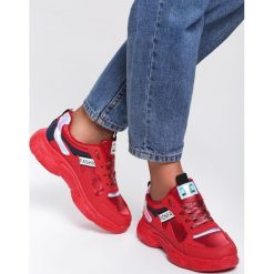 Czerwone Sneakersy Lea. Czerwone buty sportowe damskie Renee, z napisami, z jeansu, sportowe. Za 99,99 zł.