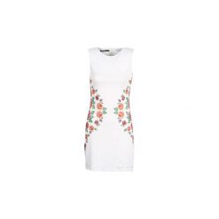 Sukienki krótkie Desigual VALERIA. Białe sukienki damskie Desigual, bez wzorów, bez kołnierzyka, z krótkim rękawem, krótkie, mini. Za 439,00 zł.