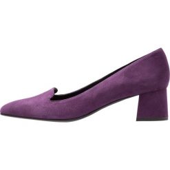 Paco Gil ADELE Czółenka violet. Fioletowe czółenka damskie marki Paco Gil, bez wzorów, z weluru, bez obcasa. Za 669,00 zł.