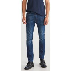 Jeansy slim fit - Niebieski. Niebieskie jeansy męskie regular Reserved. Za 149,99 zł.