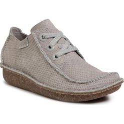 Półbuty CLARKS - Funny Dream 261475734 Light Grey Nub. Szare półbuty damskie Clarks, na co dzień, bez wzorów, ze skóry, bez obcasa, na płaskiej podeszwie, bez zapięcia. W wyprzedaży za 299,00 zł.