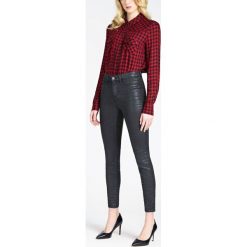 Spodnie materiałowe Guess 1981 W94A46 D2ZE1. Czarne spodnie damskie Guess, z aplikacjami, z elastanu. W wyprzedaży za 269,00 zł.