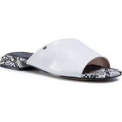 Klapki BETSY - 907019/01-02E White. Białe klapki damskie Betsy, bez wzorów, ze skóry ekologicznej, bez obcasa. W wyprzedaży za 129,00 zł.
