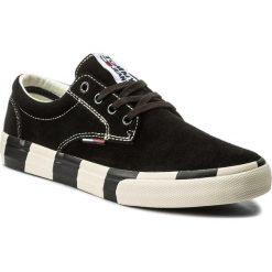 Tenisówki TOMMY JEANS - Suede Sneaker EM0EM00009 Black 990. Czarne półbuty męskie marki Tommy Jeans, na co dzień, bez wzorów, z jeansu, klasyczne, bez zapięcia. W wyprzedaży za 269,00 zł.