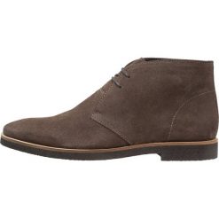 Walk London HORNCHURCH CHUKKA Sznurowane obuwie sportowe grey. Szare buty sportowe męskie marki Walk London, z weluru, na sznurówki. Za 349,00 zł.