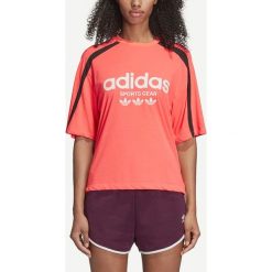 Adidas Originals AA-42 Koszulka Czerwony. Czerwone koszulki damskie adidas Originals, z nadrukiem, z poliesteru, bez kołnierzyka, z krótkim rękawem. Za 188,95 zł.