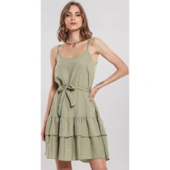 Zielona Sukienka Calmer. Zielone sukienki damskie other, s, bez wzorów, bez kołnierzyka, bez rękawów, mini, trapezowe. Za 89,99 zł.