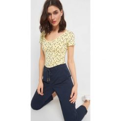 T-shirt z morskim wzorem. Żółte koszulki damskie Orsay, na co dzień, s, z aplikacjami, z elastanu, wakacyjne, bez kołnierzyka, z krótkim rękawem. Za 19,99 zł.