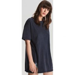 Długa koszulka oversize - Czarny. Czarne koszulki damskie Cropp, s, bez wzorów, bez kołnierzyka, z długim rękawem. Za 49,99 zł.