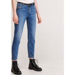 Jeansy boyfriend z paskiem - Niebieski. Niebieskie jeansy damskie Reserved. W wyprzedaży za 49,99 zł.