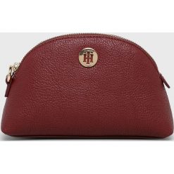 Tommy Hilfiger - Kosmetyczka. Brązowe kosmetyczki damskie TOMMY HILFIGER, bez wzorów, ze skóry ekologicznej. W wyprzedaży za 179,90 zł.