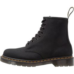 Dr. Martens 1460 Botki sznurowane black broder. Czarne botki męskie Dr. Martens, z materiału, na sznurówki. Za 669,00 zł.