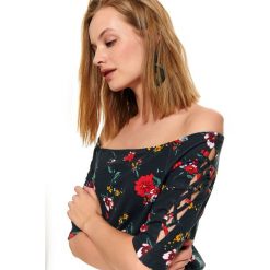 T-SHIRT Z WIĄZANIEM. Czarne t-shirty damskie Top Secret, w kwiaty, eleganckie, bez kołnierzyka. Za 49,99 zł.