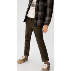 Mango Kids - Spodnie dziecięce Caral 110-164 cm. Zielone spodnie chłopięce Mango Kids, bez wzorów, z elastanu, casualowe. Za 89,90 zł.