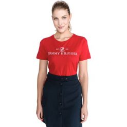 Tommy Hilfiger Kelsey Koszulka Czerwony. Czerwone koszulki damskie TOMMY HILFIGER, m, z nadrukiem, z bawełny, bez kołnierzyka. Za 125,95 zł.