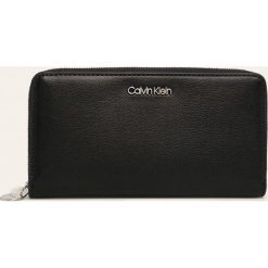 Calvin Klein - Portfel. Fioletowe portfele damskie Calvin Klein, bez wzorów, ze skóry ekologicznej. W wyprzedaży za 219,90 zł.