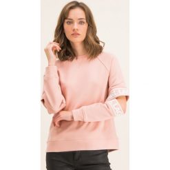 Bluza Karl Lagerfeld 96KW1802. Różowe bluzy damskie KARL LAGERFELD, m, bez wzorów, z bawełny, bez rękawów, bez kaptura. W wyprzedaży za 439,00 zł.