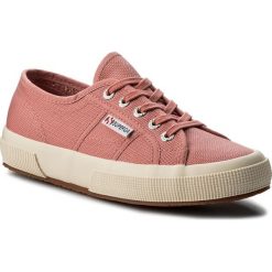 Tenisówki SUPERGA - 2750 Cotu Classic S000010 Dusty Rose C06. Różowe półbuty damskie Superga, bez wzorów, z gumy, bez obcasa, na płaskiej podeszwie, bez zapięcia. W wyprzedaży za 139,00 zł.
