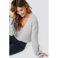 Linn Ahlborg x NA-KD Sweter z wiązanymi rękawami - Grey. Szare bez kategorii Linn Ahlborg x NA-KD, z dzianiny, dekolt w kształcie v. Za 121,95 zł.