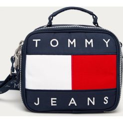 Tommy Jeans - Torebka. Niebieskie listonoszki damskie Tommy Jeans, w paski, z poliesteru, na ramię, z aplikacjami. Za 449,90 zł.