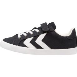 Hummel DEUCE COURT Tenisówki i Trampki black. Czarne trampki męskie Hummel, z tworzywa sztucznego. Za 189,00 zł.
