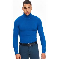 Golf męski z cienkiej dzianiny. Niebieskie swetry męskie Top Secret, na zimę, m, bez wzorów, z dzianiny, eleganckie, z golfem, bez kaptura. W wyprzedaży za 39,99 zł.