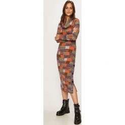 Desigual - Sukienka. Sukienki damskie Desigual, na co dzień, s, bez wzorów, z poliesteru, casualowe, z golfem, z długim rękawem, długie, midi, proste. W wyprzedaży za 449,90 zł.