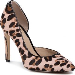 Szpilki GUESS - Tedsona FL5TSO LEP08 LEOPARD. Pomarańczowe półbuty damskie Guess, z aplikacjami, ze skóry ekologicznej, eleganckie, bez obcasa, na obcasie, bez zapięcia. W wyprzedaży za 559,00 zł.