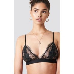 NA-KD Lingerie Biustonosz z kwiatową aplikacją - Black. Czarne biustonosze bardotka NA-KD Lingerie, z aplikacjami, z koronki. Za 60,95 zł.