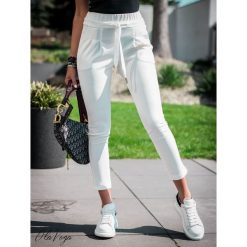 Spodnie ,,CLASSIC STYLE" śmietanka. Spodnie damskie Divinostyle, s, z elastanu. W wyprzedaży za 99,00 zł.
